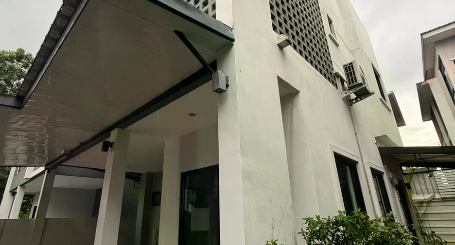 For rent 3 bedrooms house in Saraphi, Chiang Mai