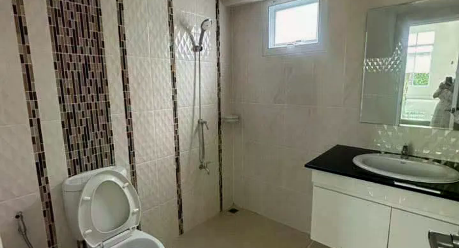 For rent 4 bedrooms house in San Kamphaeng, Chiang Mai