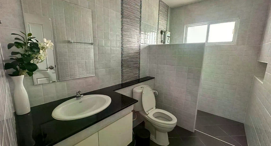 For rent 4 bedrooms house in San Kamphaeng, Chiang Mai