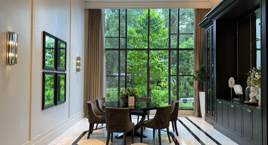For rent 2 bedrooms condo in Pathum Wan, Bangkok