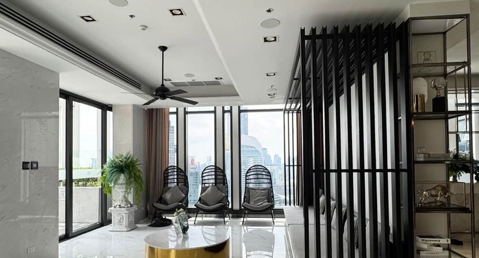 For rent 2 bedrooms condo in Pathum Wan, Bangkok
