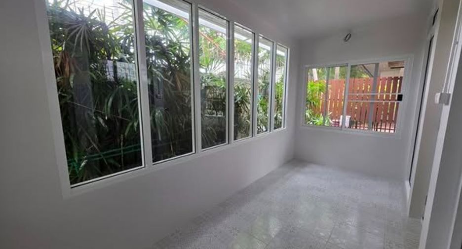 Casa en alquiler de 3 habitaciones en Wang Thonglang, Bangkok