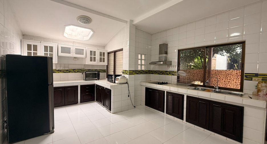 For rent 4 bedrooms house in Bang Lamung, Chonburi