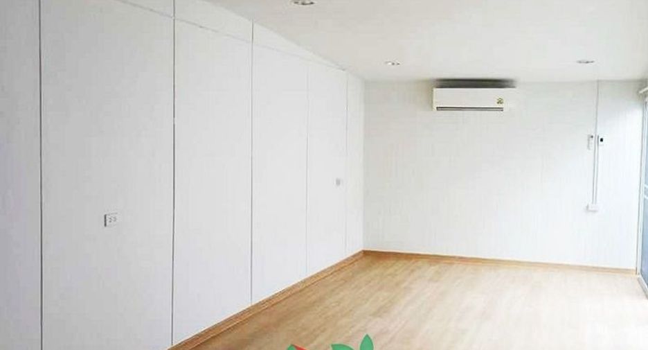 For sale 4 bedrooms townhouse in Wang Thonglang, Bangkok