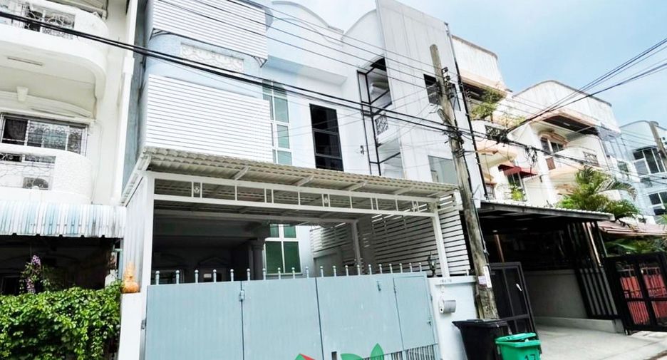 For sale 4 bedrooms townhouse in Wang Thonglang, Bangkok