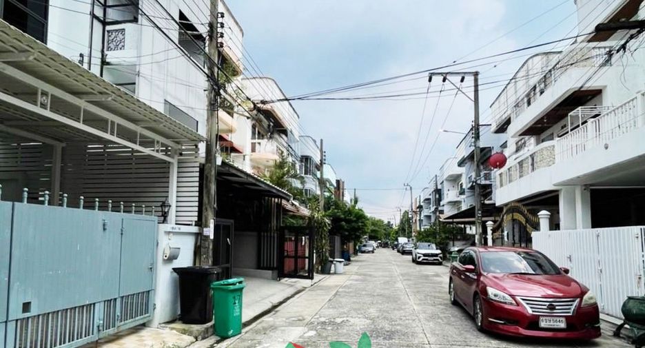 For sale 4 bedrooms townhouse in Wang Thonglang, Bangkok