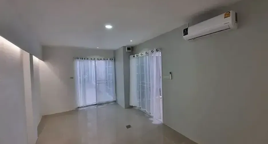 For rent 4 bedrooms townhouse in Phasi Charoen, Bangkok