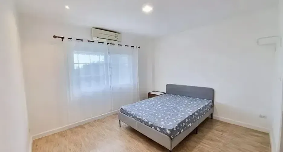 For rent 4 bedrooms townhouse in Phasi Charoen, Bangkok