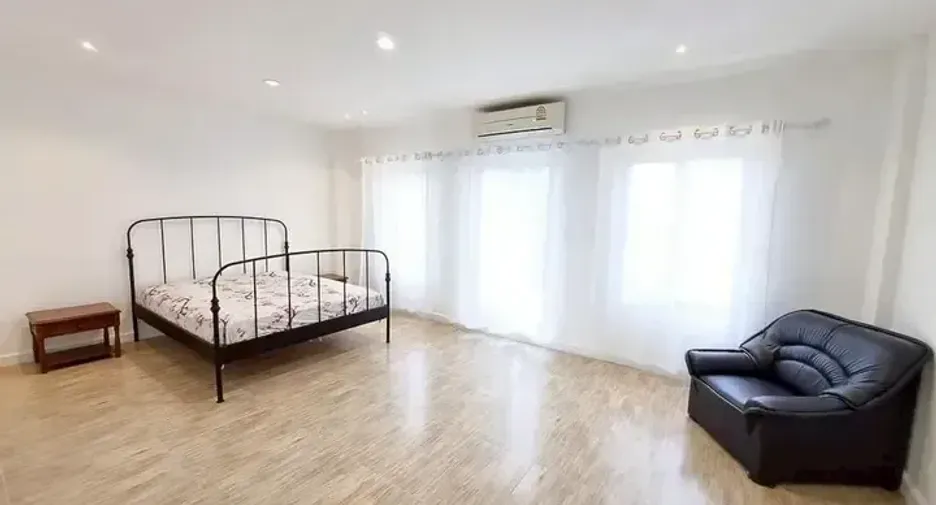 For rent 4 bedrooms townhouse in Phasi Charoen, Bangkok