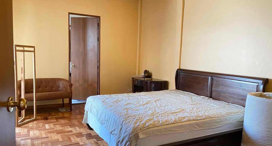 For sale and for rent 3 bedrooms townhouse in Yan Nawa, Bangkok