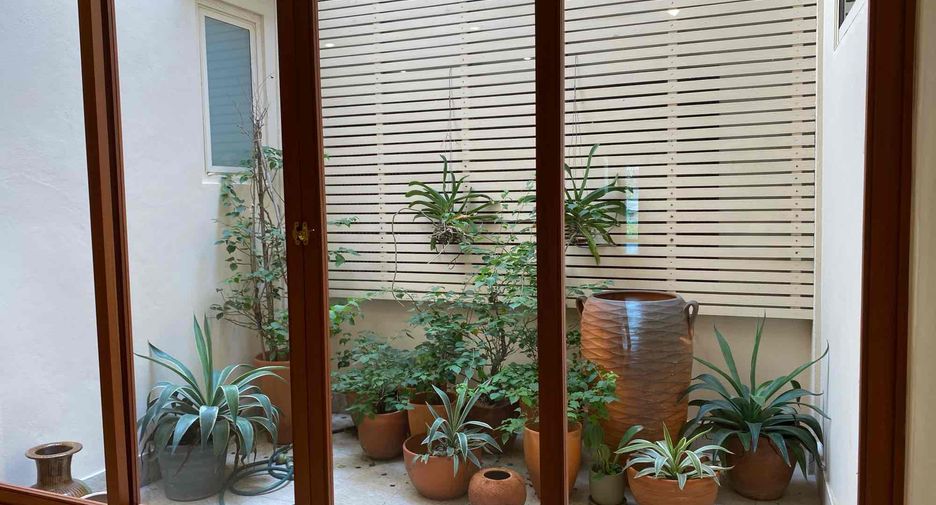 For sale and for rent 3 bedrooms townhouse in Yan Nawa, Bangkok