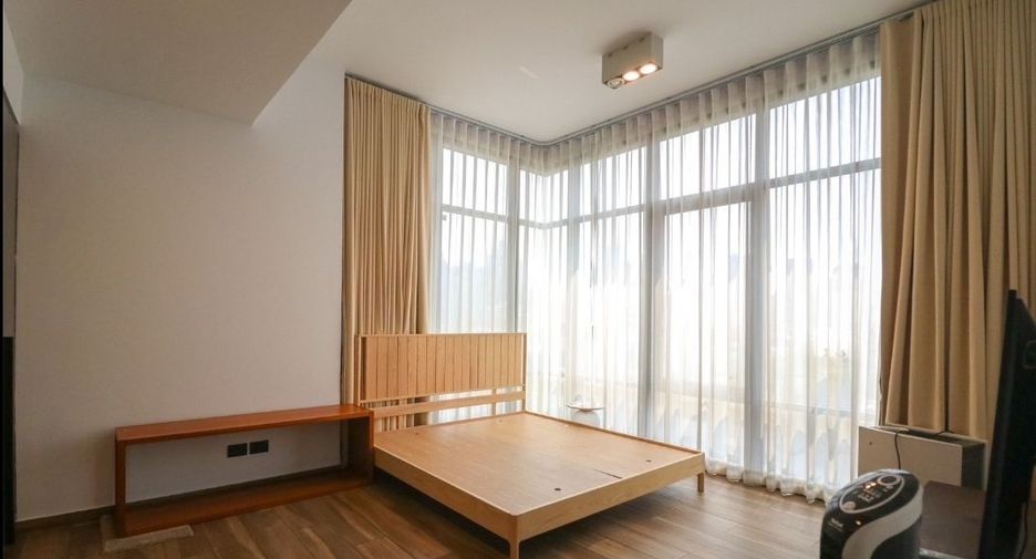 For rent 4 bedrooms condo in Watthana, Bangkok