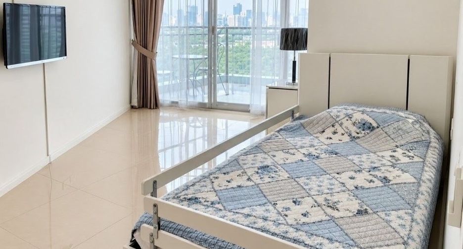 For rent 3 bedrooms condo in Khlong Toei, Bangkok