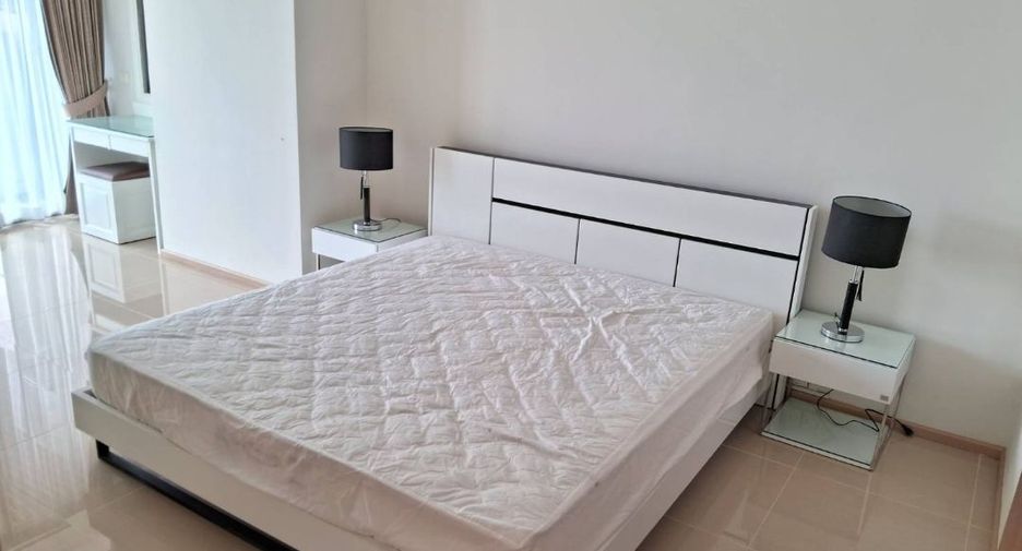 For rent 3 bedrooms condo in Khlong Toei, Bangkok