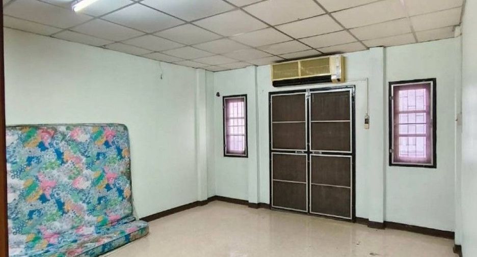 À vendre 2 chambres maison de ville à Ban Pho, Chachoengsao