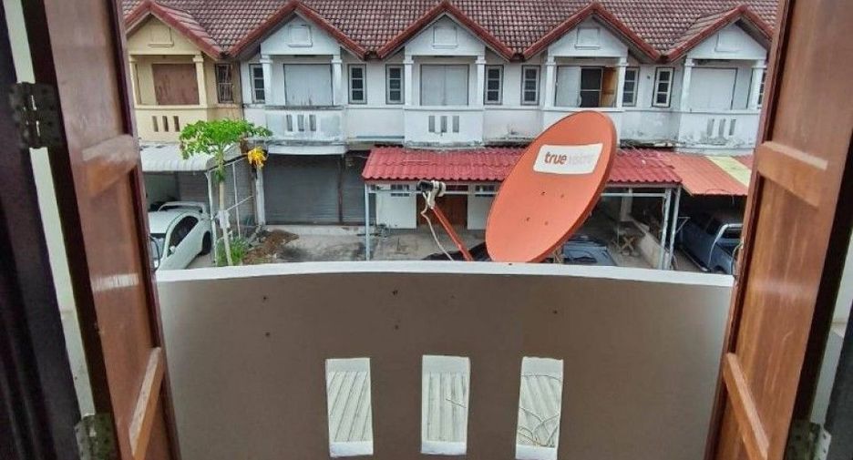 À vendre 2 chambres maison de ville à Ban Pho, Chachoengsao