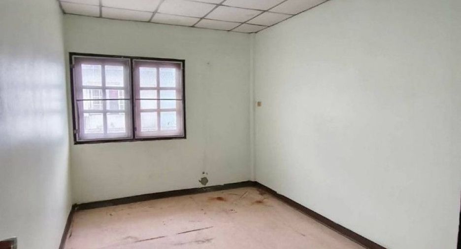 À vendre 2 chambres maison de ville à Ban Pho, Chachoengsao