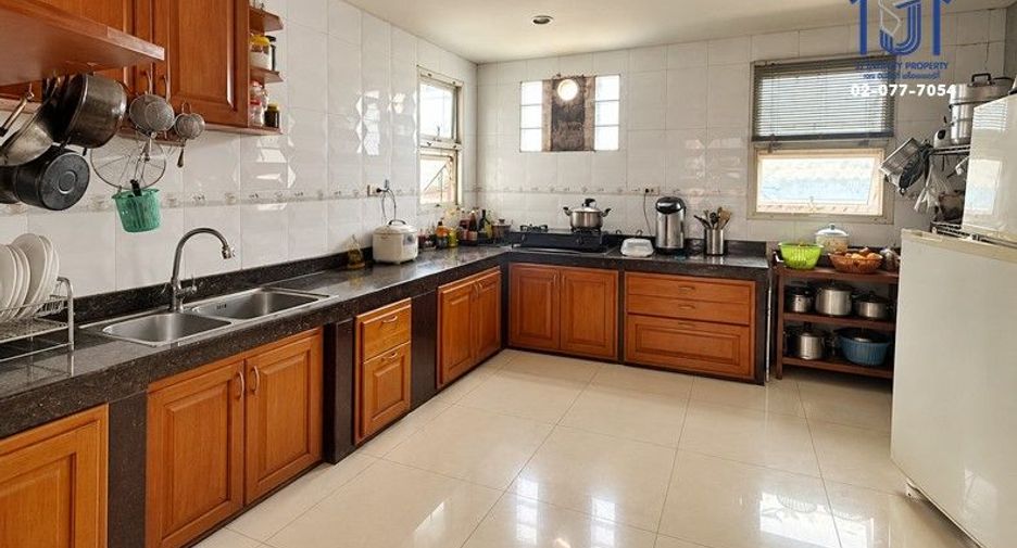 Local comercial en venta de 3 habitaciones en Bang Khen, Bangkok