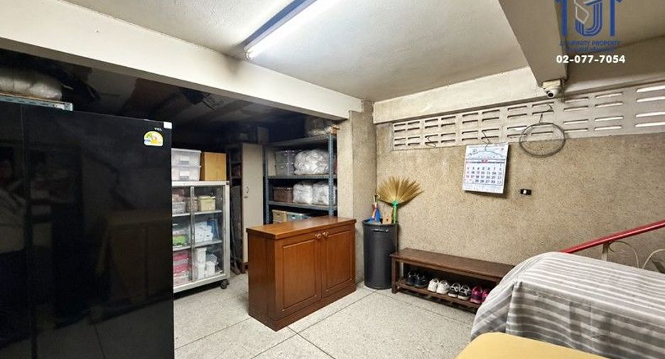 Local comercial en venta de 3 habitaciones en Bang Khen, Bangkok