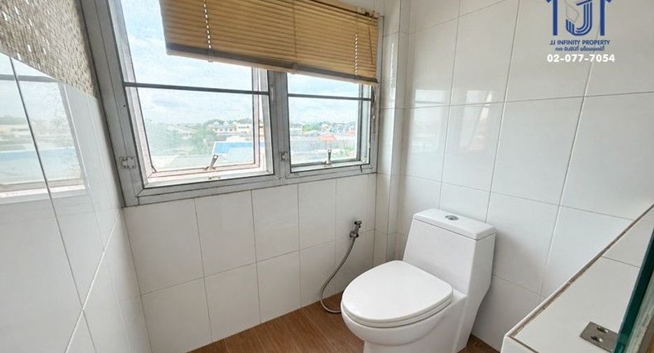 Local comercial en venta de 3 habitaciones en Bang Khen, Bangkok