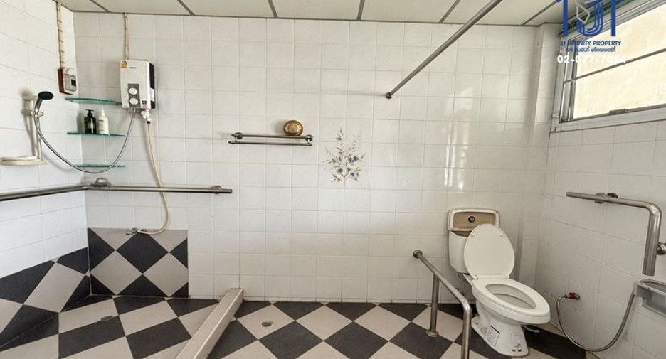 Local comercial en venta de 3 habitaciones en Bang Khen, Bangkok