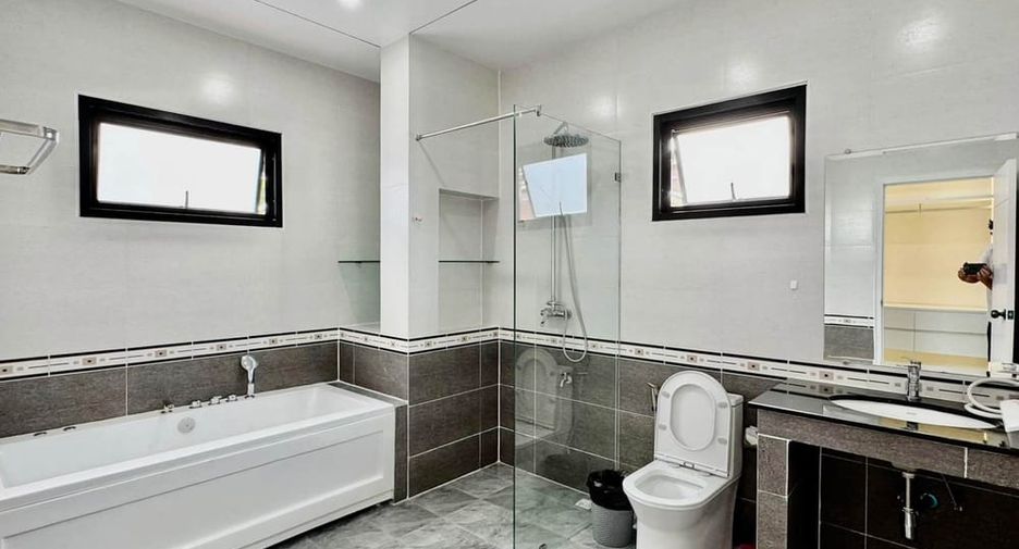 For rent 4 bedrooms villa in Bang Lamung, Chonburi