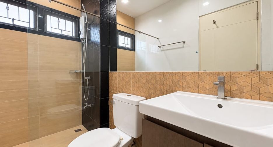 For rent 4 bedrooms house in Bang Lamung, Chonburi