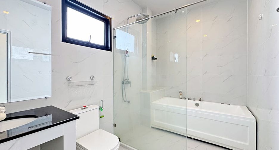 Villa zur Miete und zum Kauf mit 5 Zimmer in Bang Lamung, Chonburi