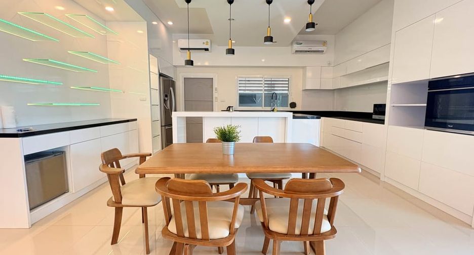 For rent 3 bedrooms villa in Huay Yai, Pattaya