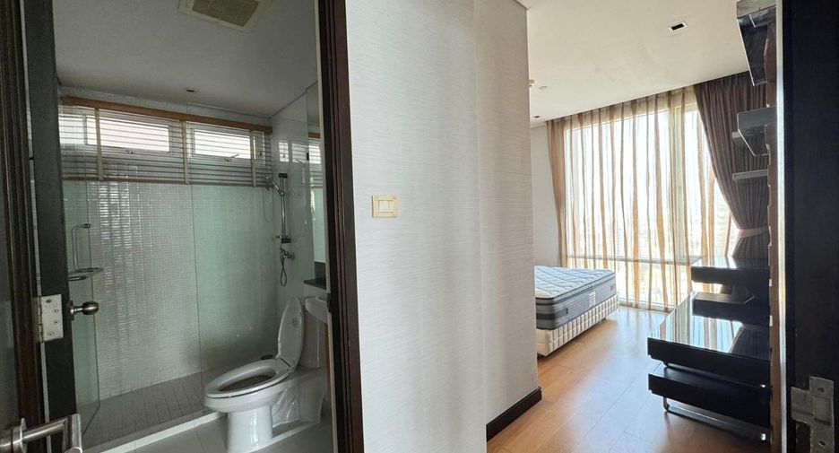 For sale 3 bedrooms condo in Khlong Toei, Bangkok