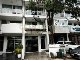 For sale 5 bedrooms retail Space in Wang Thonglang, Bangkok