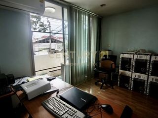 For sale 5 bedrooms retail Space in Wang Thonglang, Bangkok