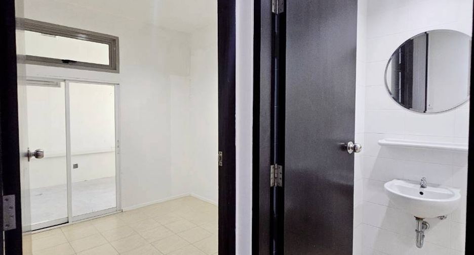 À louer 3 chambres condo à Khlong Toei, Bangkok