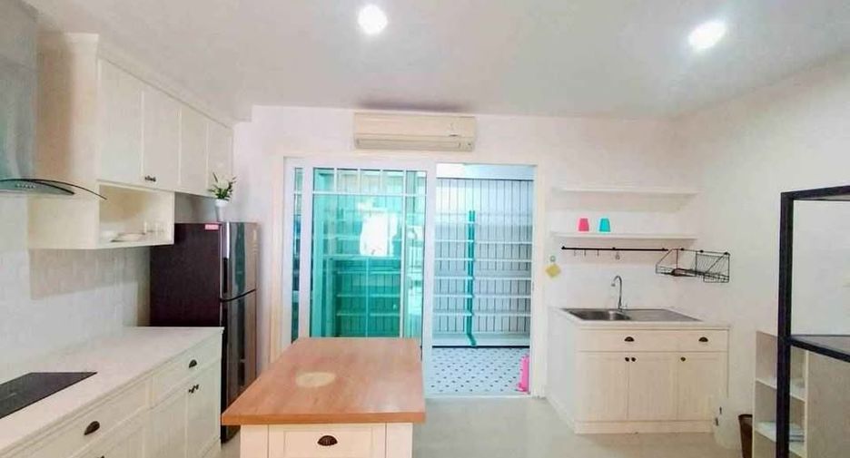 For rent 3 bedrooms townhouse in Huay Yai, Pattaya