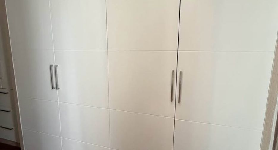 For rent 4 bedrooms townhouse in Watthana, Bangkok