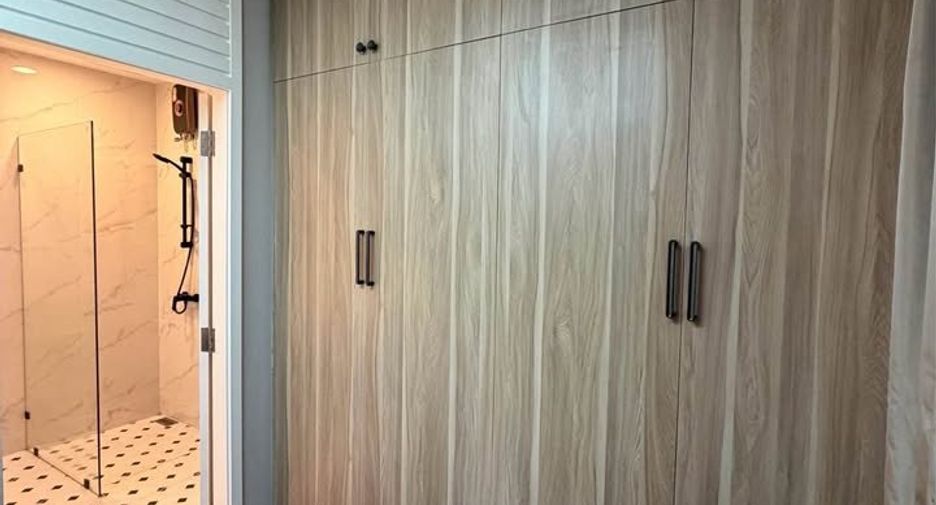 For rent 4 bedrooms townhouse in Watthana, Bangkok