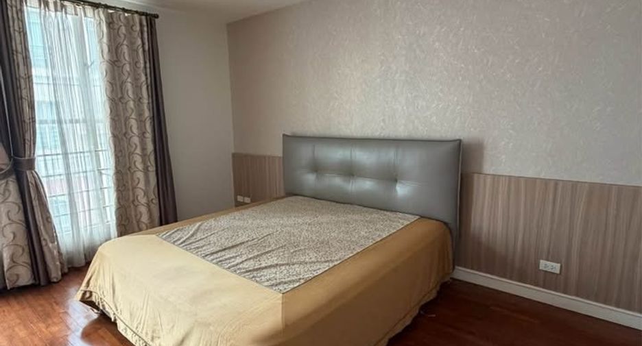 For rent 4 bedrooms townhouse in Watthana, Bangkok