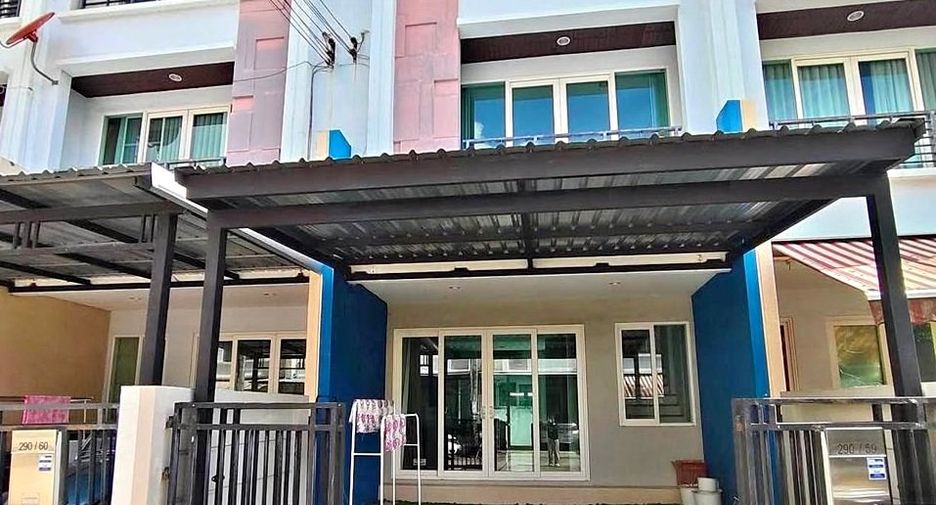 For rent 3 bedrooms townhouse in Wang Thonglang, Bangkok