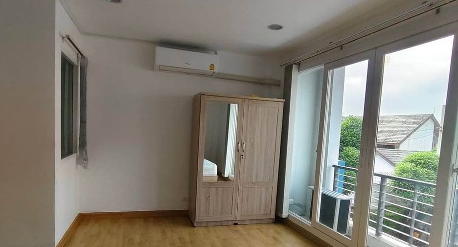 For rent 3 bedrooms townhouse in Wang Thonglang, Bangkok