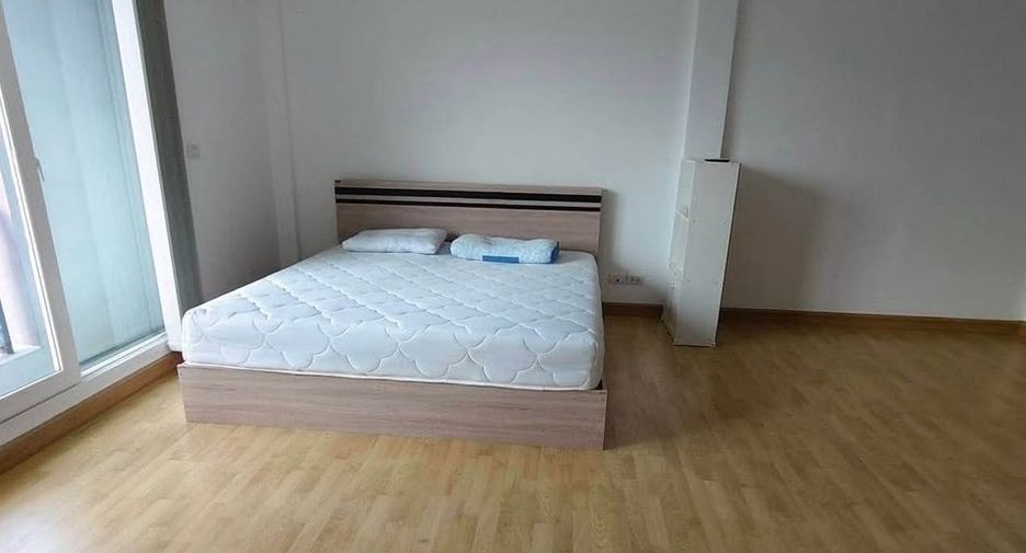 For rent 3 bedrooms townhouse in Wang Thonglang, Bangkok