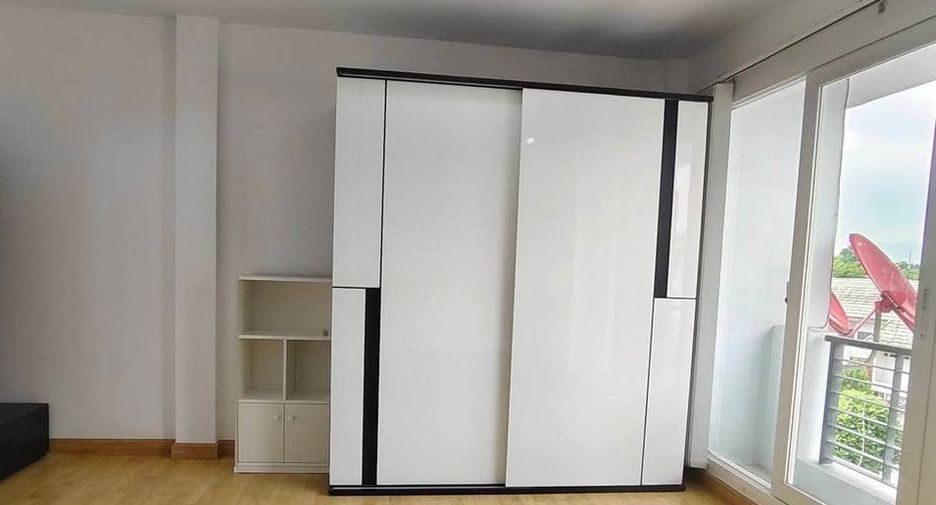 For rent 3 bedrooms townhouse in Wang Thonglang, Bangkok