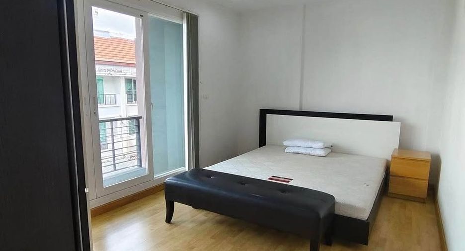 For rent 3 bedrooms townhouse in Wang Thonglang, Bangkok
