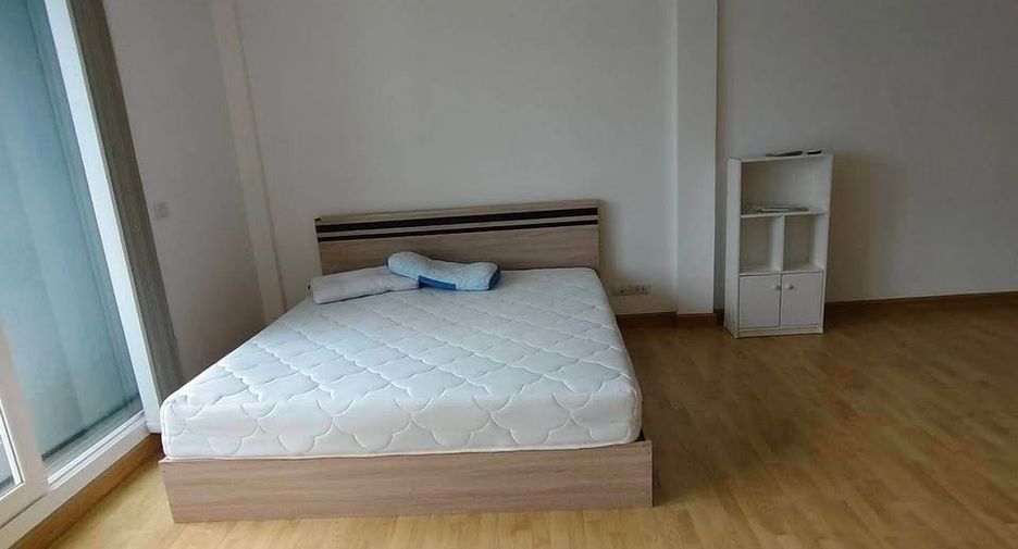 For rent 3 bedrooms townhouse in Wang Thonglang, Bangkok