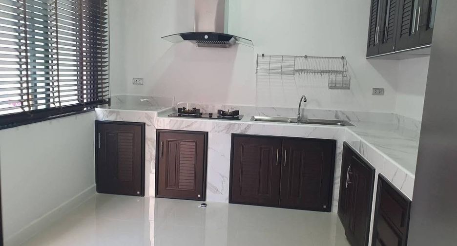 For sale 4 bedrooms house in Si Racha, Chonburi