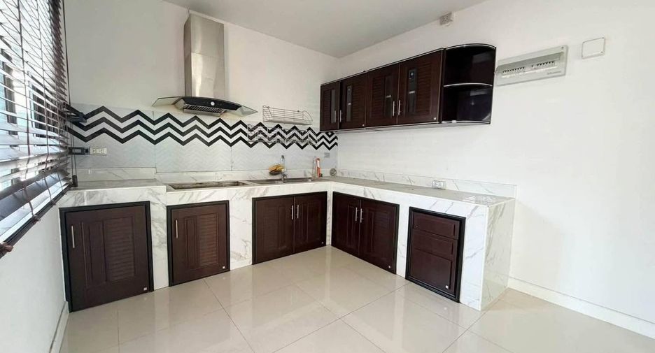 For sale 4 bedrooms house in Si Racha, Chonburi