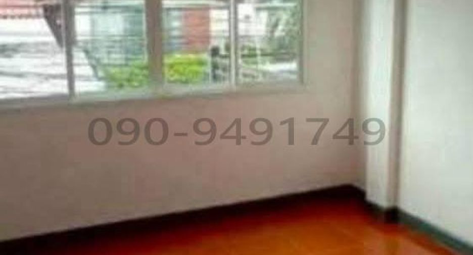 For rent 4 bedrooms townhouse in Bang Kapi, Bangkok