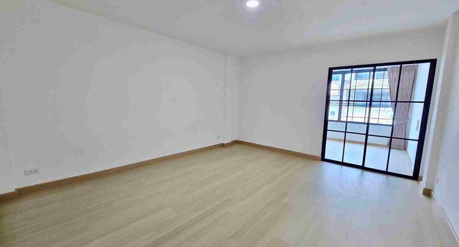 Casa adosada en venta de 6 habitaciones en Wang Thonglang, Bangkok