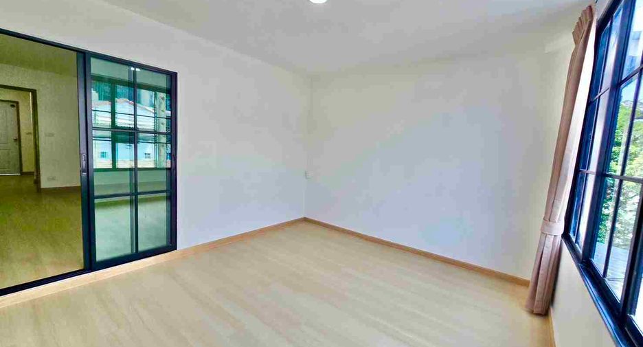 Casa adosada en venta de 6 habitaciones en Wang Thonglang, Bangkok
