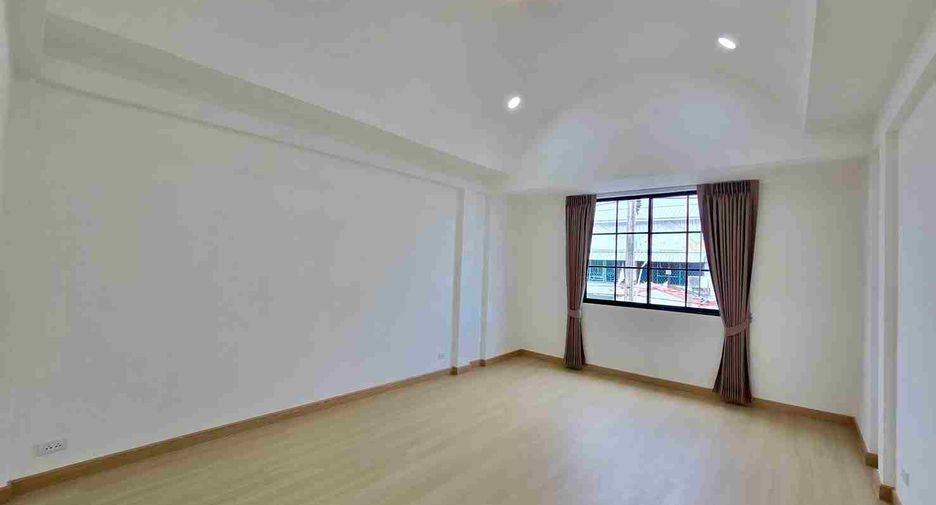 Casa adosada en venta de 6 habitaciones en Wang Thonglang, Bangkok