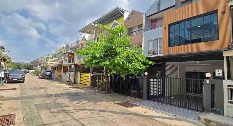 Casa adosada en venta de 6 habitaciones en Wang Thonglang, Bangkok